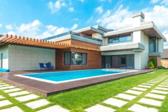 Desmantelan toma ilegal de lujo utilizada para tráfico de drogas