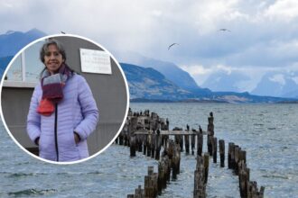 Mujer de 68 años regresa a su ciudad natal en busca de sus raíces