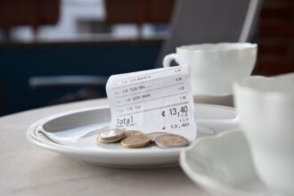 Proyecto de ley en Chile busca regular el cobro de propinas