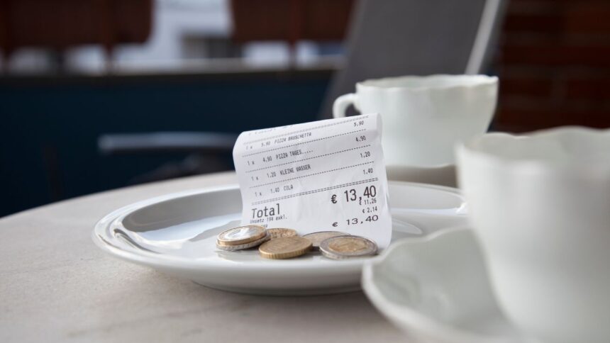 Proyecto de ley en Chile busca regular el cobro de propinas