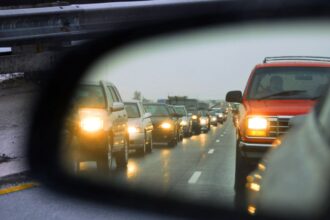 Ley obliga a grabar patentes en vidrios y espejos de vehículos en Chile