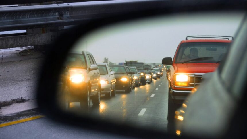 Ley obliga a grabar patentes en vidrios y espejos de vehículos en Chile