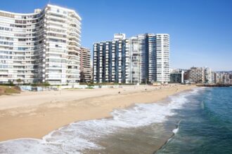 Hallan cuerpo sin vida de una mujer en playa de Viña del Mar