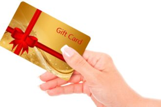 Municipalidad de La Florida entrega gift cards a familias afectadas por corte de luz