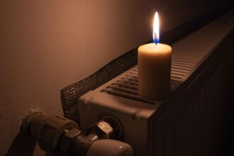 Compensaciones automáticas y reparaciones complementarias para afectados por cortes de luz en Chile