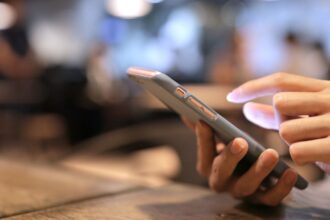 Se aprueba proyecto de ley para regular el uso de celulares en colegios