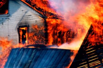 Familia afectada por incendio en Maipú tras prolongado corte de luz.