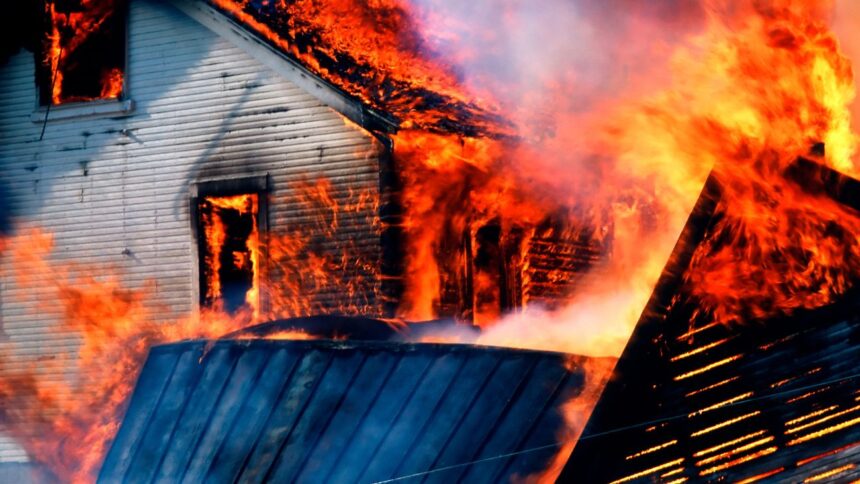 Familia afectada por incendio en Maipú tras prolongado corte de luz.