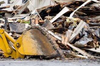 Desalojan y demuelen vivienda tomada por migrantes irregulares en Quinta Normal