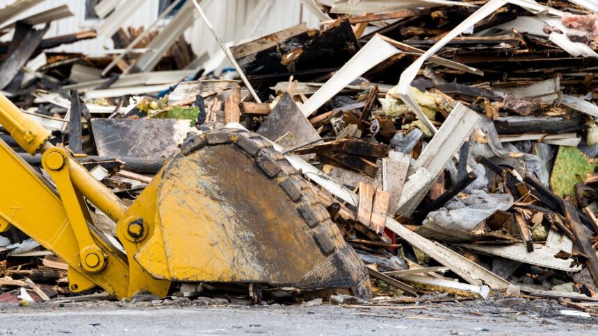 Desalojan y demuelen vivienda tomada por migrantes irregulares en Quinta Normal