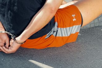 Detienen a hombre acusado de homicidio afuera del Metro ULA