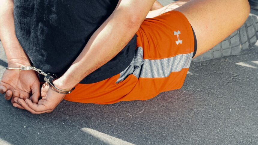 Detienen a hombre acusado de homicidio afuera del Metro ULA