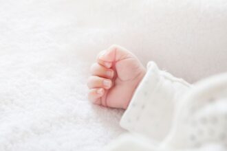 Niña de un año intoxicada con cocaína: Padres detenidos por maltrato