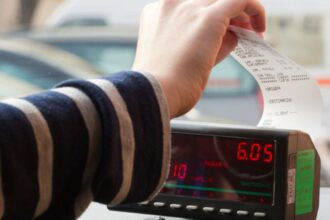 Conductor de taxi ejecutivo es fiscalizado por adulterar taxímetro en aeropuerto