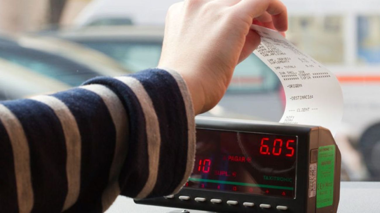 Conductor de taxi ejecutivo es fiscalizado por adulterar taxímetro en aeropuerto Conductor de taxi ejecutivo es fiscalizado por adulterar taxímetro en aeropuerto