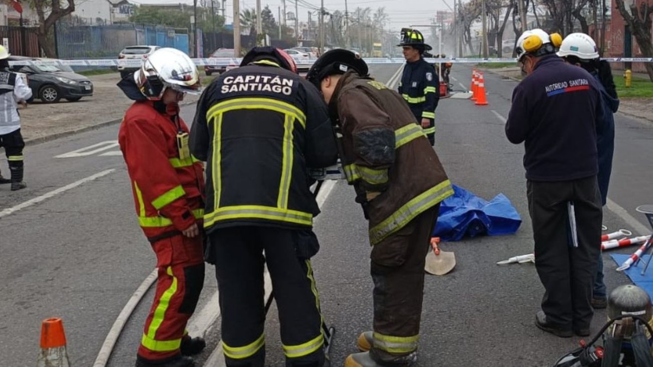 Emergencia química por derrame de ácido nítrico en Pudahuel: evacuación y control Emergencia química por derrame de ácido nítrico en Pudahuel: evacuación y control