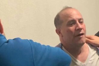 Médico venezolano ataca a vecinas con un tenedor en su edificio