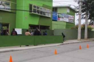 Profesora queda gravemente herida por caída de portón en colegio de Quilpué