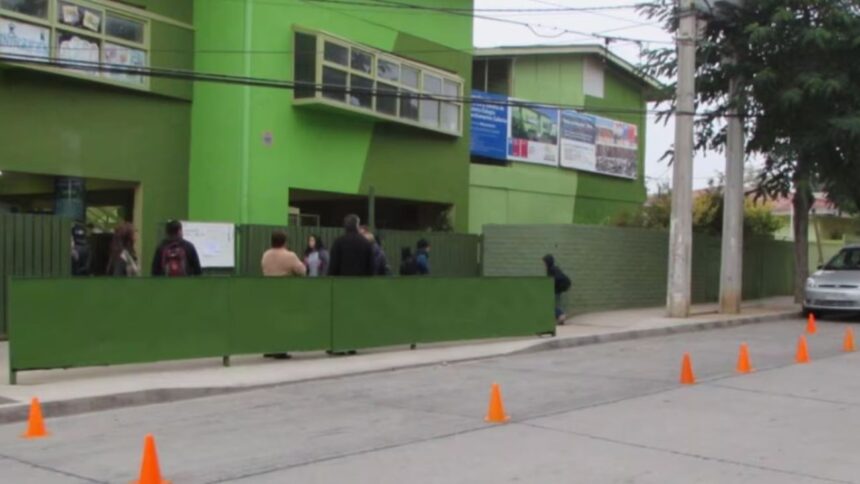 Profesora queda gravemente herida por caída de portón en colegio de Quilpué