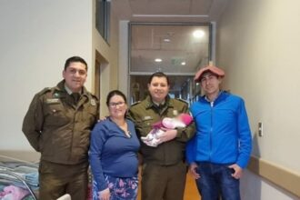 Funcionarios de Carabineros de Puerto Varas asisten parto en patrulla policial
