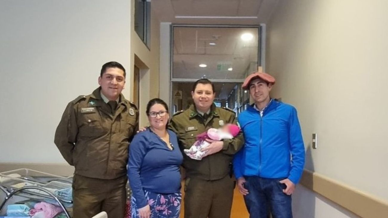 Funcionarios de Carabineros de Puerto Varas asisten parto en patrulla policial