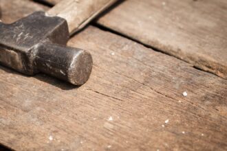 Hombre detenido por golpear a su conviviente con un martillo en Linares: femicidio frustrado