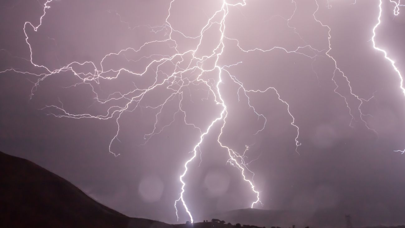 Semana intensa de tormentas eléctricas, nevadas y frío en Santiago Semana intensa de tormentas eléctricas, nevadas y frío en Santiago