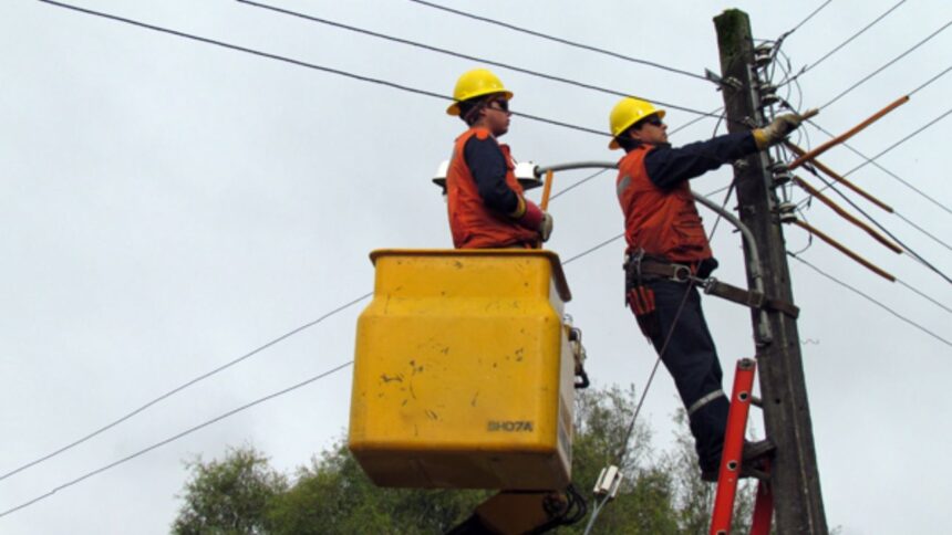 Grupo Saesa compensará a clientes por cortes de luz tras sistema frontal