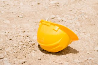 Dos trabajadores resultan aplastados por máquina en accidente laboral en Punta Arenas