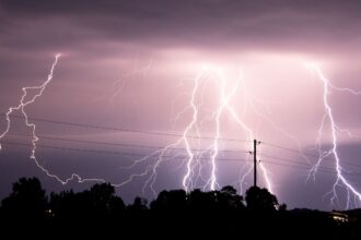 Alerta por tormentas eléctricas y lluvias en Santiago: posibles dificultades en la distribución de energía