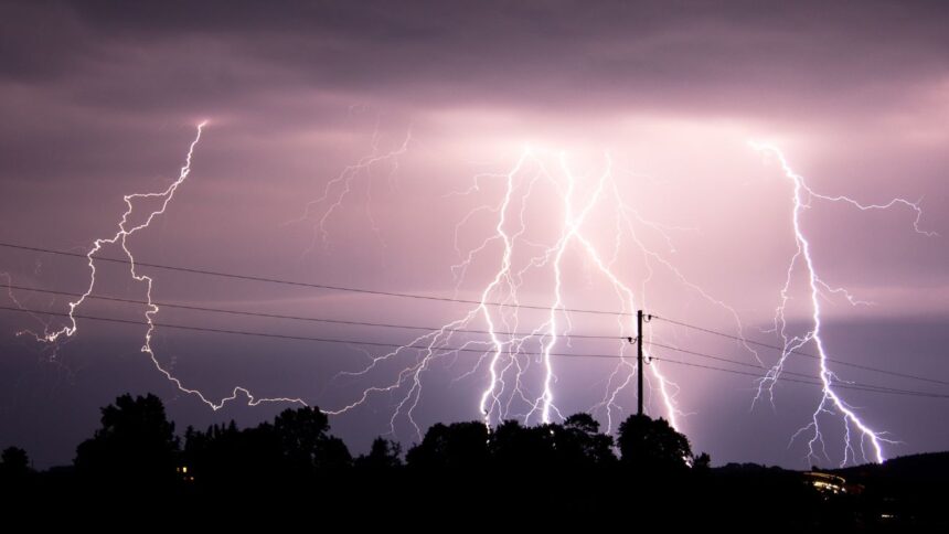 Alerta por tormentas eléctricas y lluvias en Santiago: posibles dificultades en la distribución de energía