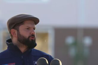 Presidente Boric rompe protocolo y muestra solidaridad en actividad en Nueva Imperial