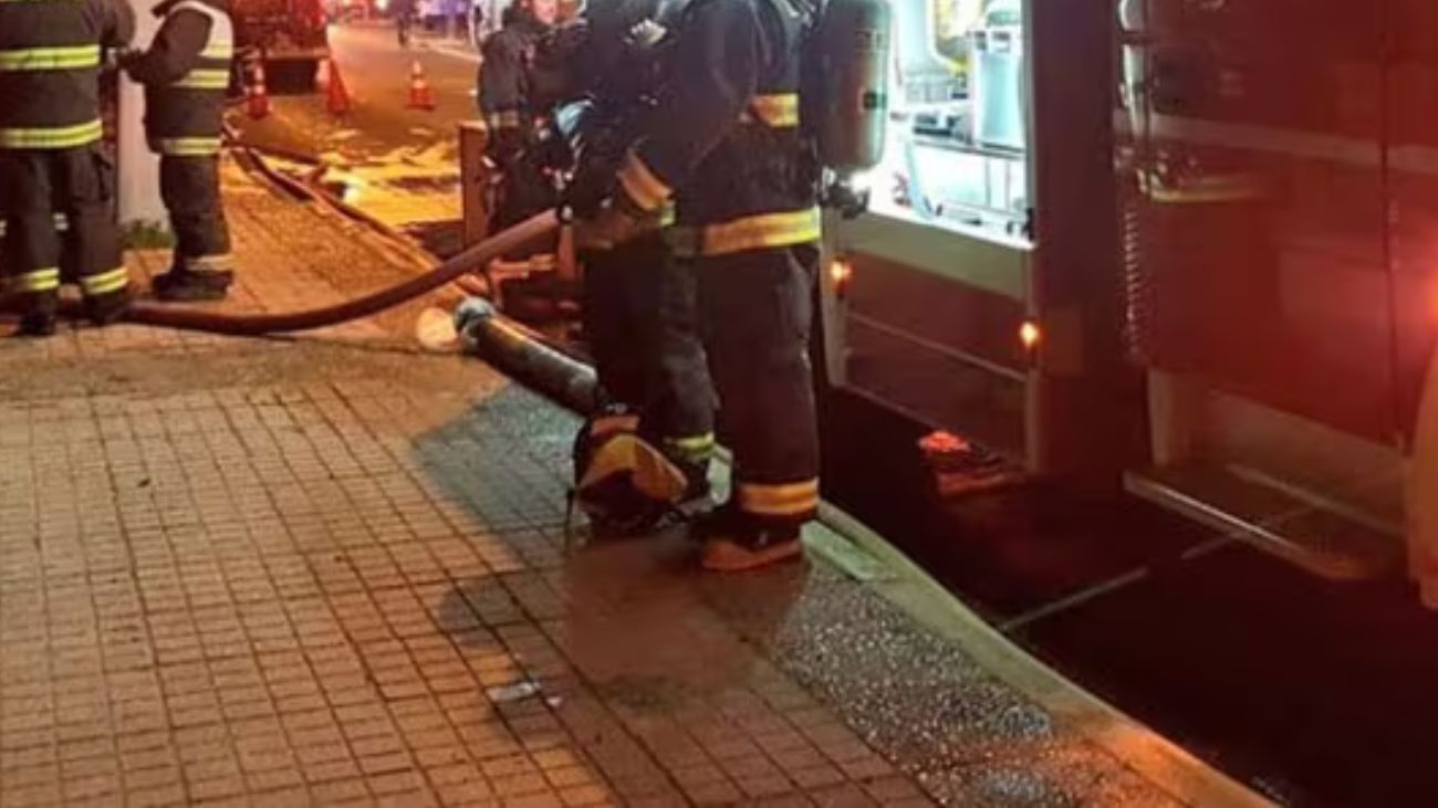 Fatal incendio en Conchalí deja dos víctimas fatales y desafía a Bomberos Fatal incendio en Conchalí deja dos víctimas fatales y desafía a Bomberos