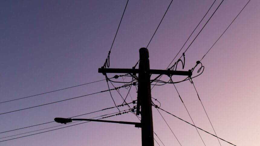 Miles de comunas de la Región Metropolitana sin energía eléctrica por sistema frontal