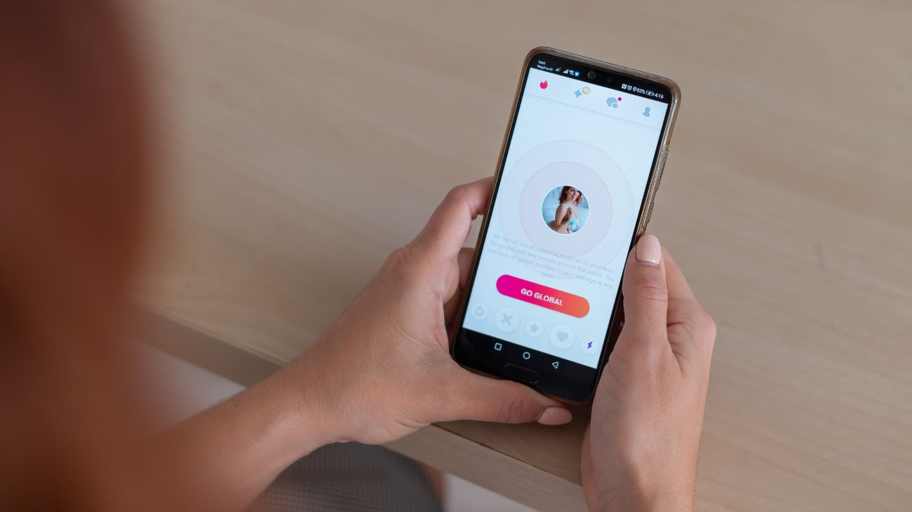 Anciano estafado por banda criminal en una cita de Tinder Anciano estafado por banda criminal en una cita de Tinder