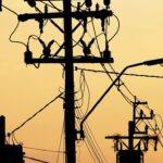 Tres empresas eléctricas compensarán a clientes por cortes masivos de luz