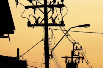 Tres empresas eléctricas compensarán a clientes por cortes masivos de luz