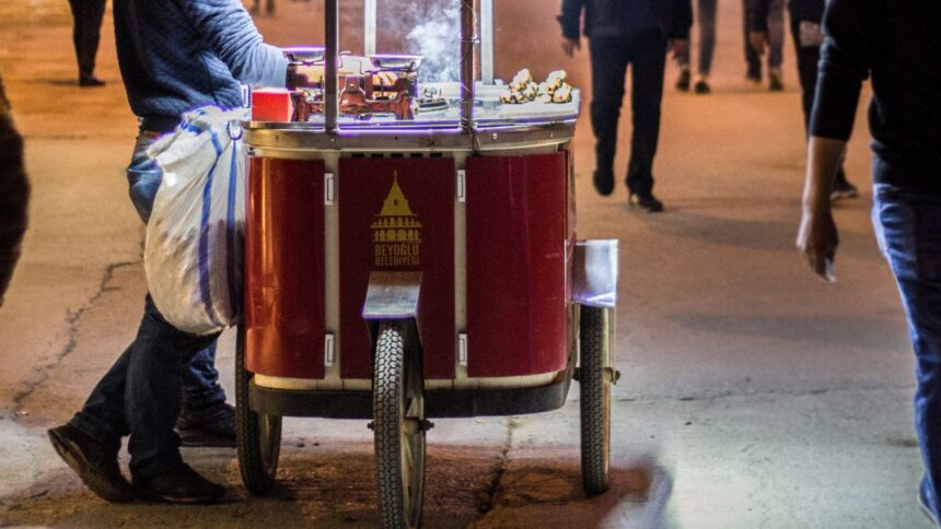 Fiscalizan carros de comida callejera en Estación Central por aceites insalubres