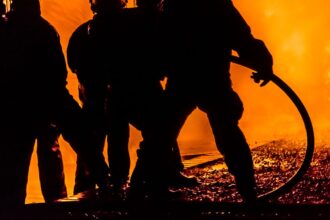 Incendio en Recoleta: Bomberos trabajan para controlar fuego en locales comerciales