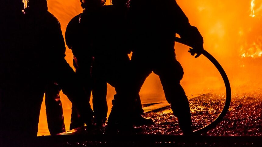 Incendio en Recoleta: Bomberos trabajan para controlar fuego en locales comerciales