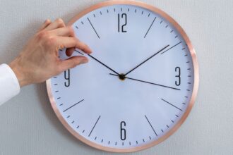 Impacto del cambio de hora en Chile: ahorro de energía y beneficios para la salud