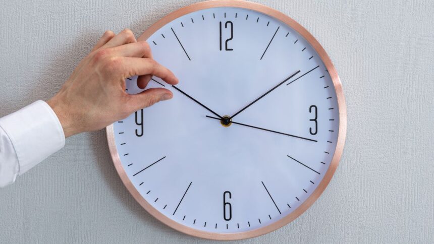 Impacto del cambio de hora en Chile: ahorro de energía y beneficios para la salud