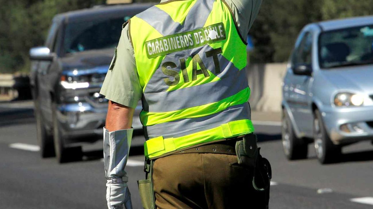 Carabineros retiran vehículos por documentación vencida en Santiago Carabineros retiran vehículos por documentación vencida en Santiago