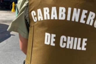 Mujer es asaltada junto a su bebé en un coche en Santiago