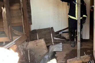 Fatal derrumbe en Valparaíso: rescatan a tres personas en riesgo estructural