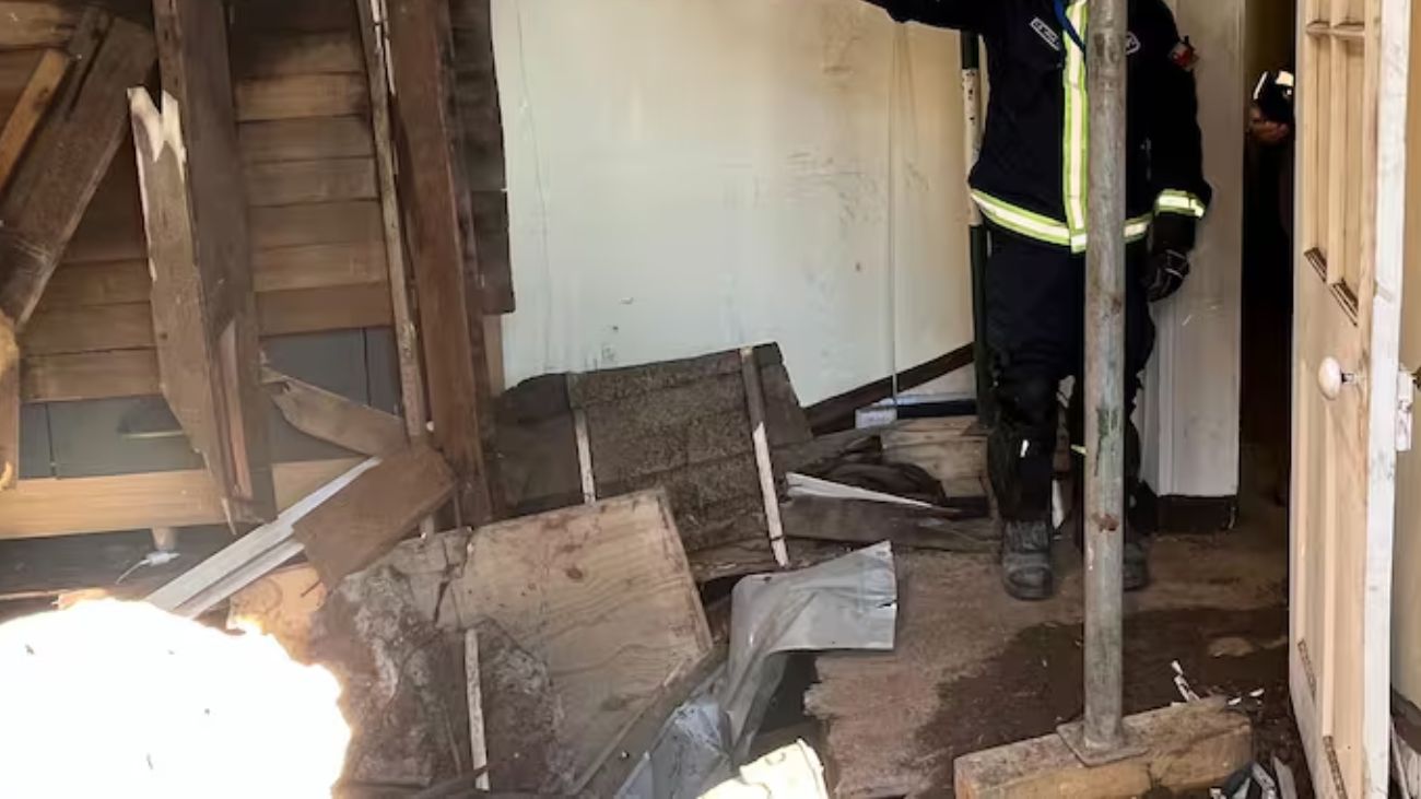 Fatal derrumbe en Valparaíso: rescatan a tres personas en riesgo estructural Fatal derrumbe en Valparaíso: rescatan a tres personas en riesgo estructural