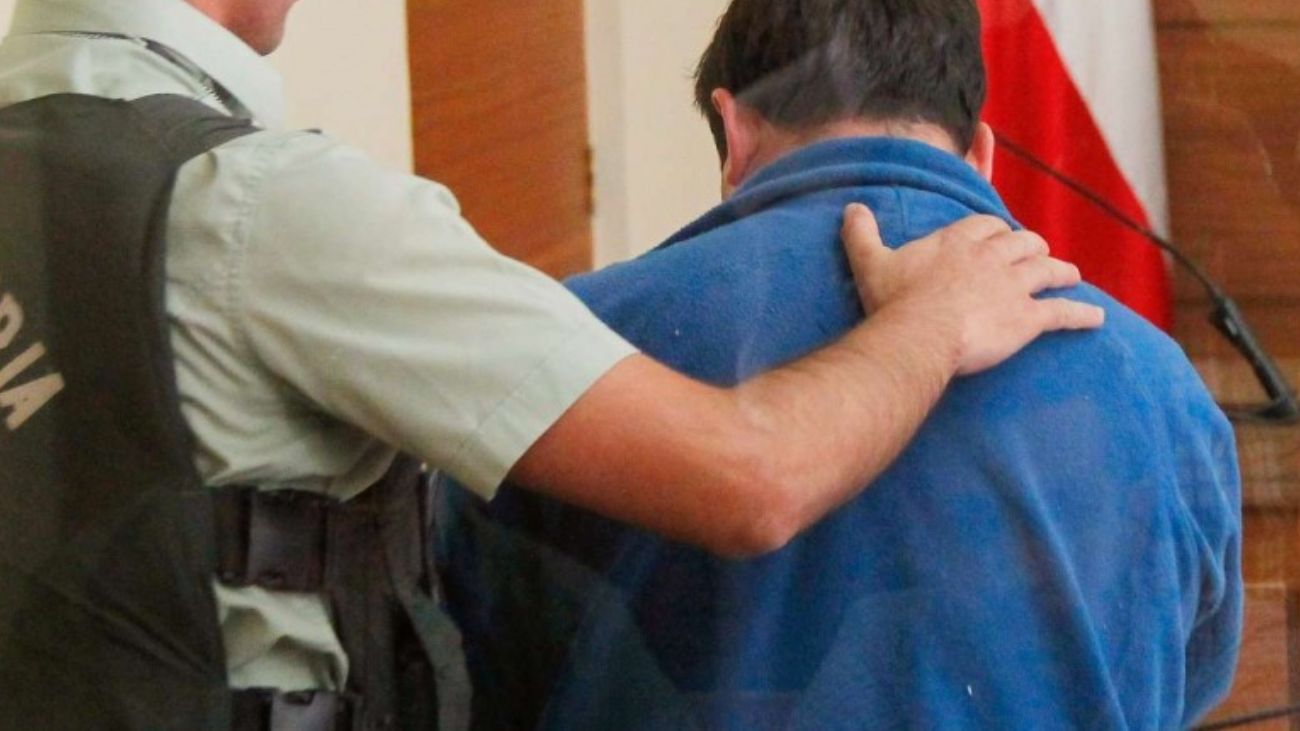 Madre entrega a su hijo a Carabineros por quebrantar medida cautelar en Punta Arenas Madre entrega a su hijo a Carabineros por quebrantar medida cautelar en Punta Arenas