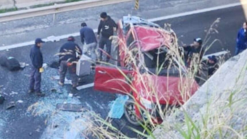 Camioneta cae desde puente en Acceso Sur de San Bernardo