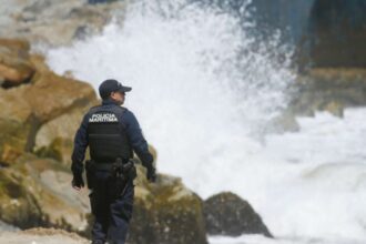 Padres de niña arrastrada en el mar piden tecnología para buscar