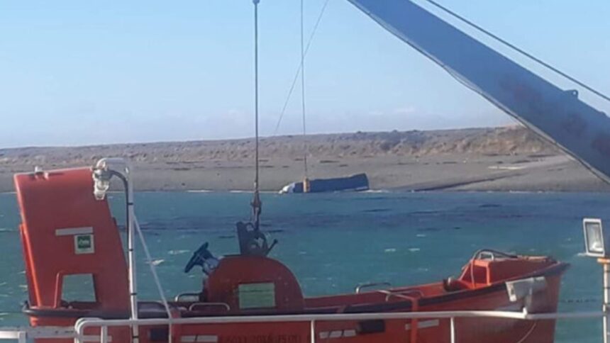 Camión argentino cae al agua durante embarque en Bahía Azul